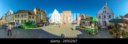 WOLGAST, GERMANIA - 13 AGOSTO 2015: Persone al mercato con il vecchio municipio a Wolgast, germania. La maggior parte delle case della Città Vecchia risale quindi al Foto Stock
