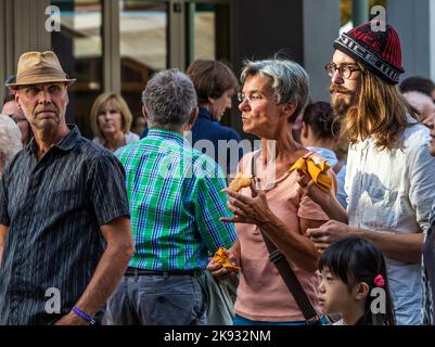 BAD SODEN, GERMANIA - 15 AGOSTO 2015: La gente guarda le band che suonano in zona aperta al festival estivo anuale a Bad Soden, Germania. Foto Stock