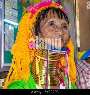 NYAUNG SHWE, MYANMAR - 16 agosto 2015: Ritratto della tribù padaung donna a Nyaungshwe, Myanmar. Padaung è un termine Shan per il popolo Kayan Lahwi. Foto Stock