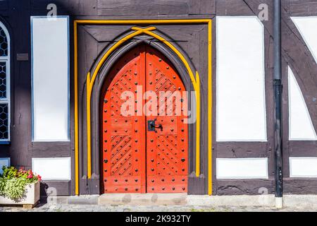 SCHOTTEN, GERMANIA - 30 AGOSTO 2015: Vecchia porta di case medievali a Schotten, Germania. Schotten ha avuto la sua prima menzione documentaria nel 778. Foto Stock