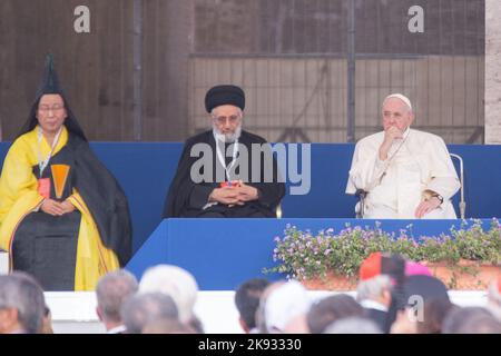 Roma, Italia. 25th Ott 2022. Papa Francesco con i rappresentanti delle religioni del mondo durante la cerimonia di preghiera per la pace di fronte al Colosseo a Roma (Credit Image: © Matteo Nardone/Pacific Press via ZUMA Press Wire) Foto Stock