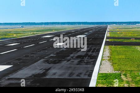 FRANCOFORTE, GERMANIA - 20 ottobre 2015: Pista bagnata a Francoforte poco prima del decollo. L'aeroporto internazionale di Francoforte era un ex aeroporto Zeppelin. Foto Stock