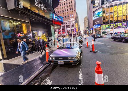 NEW YORK, USA - 21 AGOSTO 2015: Le persone ammirano la famosa auto cromata originale amc dal film di ritorno al futuro presentato in Time Square a causa di 25th A. Foto Stock