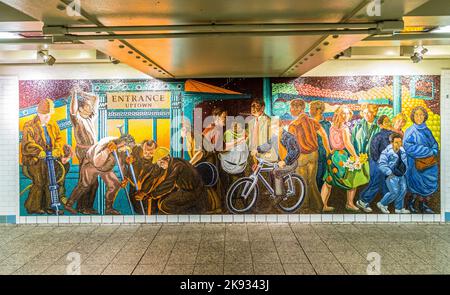 NEW YORK, USA - OTT 22 2015: Mosaico fatto di tessere al muro in stazione Times Square a New York. Con 1,75 miliardi di ridership annuale, NYC Subway è Foto Stock