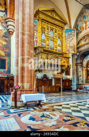 VERONA, ITALIA - 5 AGOSTO 2009: All'interno della basilica di San Zeno a Verona. Costruita in stile romanico, la cattedrale è stata consacrata a settembre Foto Stock