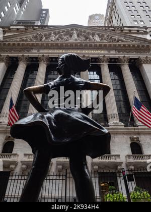 La statua in bronzo di Fearless Girl davanti al New York Stock Exchange Building in Broad Street a New York City. Foto di Francis Specker Foto Stock