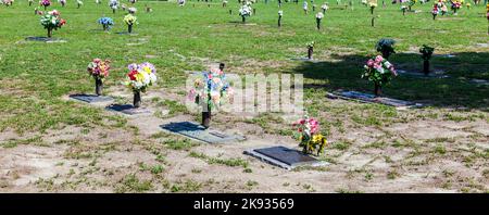 SVANSBORO, USA - 20 LUGLIO: Cimitero americano con fiori alle tombe al 20 luglio 2010 vicino a Svansboro, USA. Negli Stati Uniti ci sono più di 300000 cemeteri Foto Stock