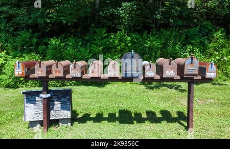 SHENANDOAH, USA - 16 LUGLIO: Caselle postali nel parco nazionale di shenandoah nei boschi di Shennandoah, USA il 16 luglio 2010. Le caselle postali in America sono spesso centesimi Foto Stock