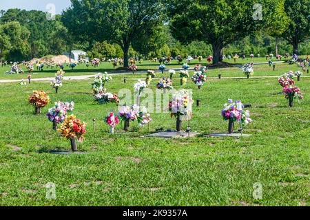SVANSBORO, USA - 20 LUGLIO: Cimitero americano con fiori alle tombe al 20 luglio 2010 vicino a Svansboro, USA. Negli Stati Uniti ci sono più di 300000 cemeteri Foto Stock