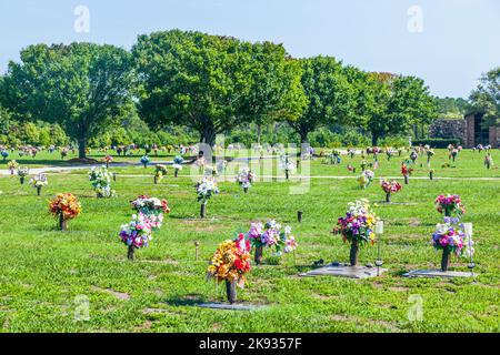 SVANSBORO, USA - 20 LUGLIO: Cimitero americano con fiori alle tombe al 20 luglio 2010 vicino a Svansboro, USA. Negli Stati Uniti ci sono più di 300000 cemeteri Foto Stock