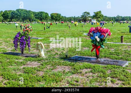 SVANSBORO, USA - 20 LUGLIO: Cimitero americano con fiori alle tombe al 20 luglio 2010 vicino a Svansboro, USA. Negli Stati Uniti ci sono più di 300000 cemeteri Foto Stock