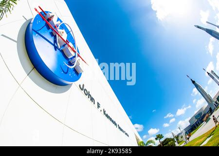 ORLANDO, USA - 25 LUGLIO 2010: Icona della NASA all'ingresso del centro spaziale Kennedy di Orlando, USA. Foto Stock