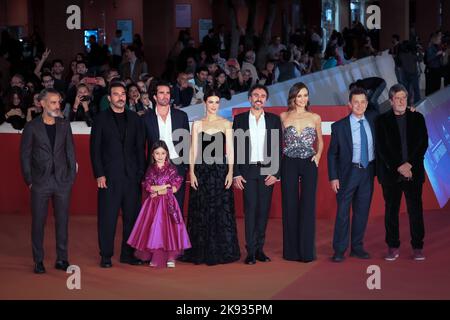 ROMA, ITALIA - 22 OTTOBRE 2022: (L-R) Raz Degan, Edoardo Leo, Stella Trotta, Mario Sgueglia, Barbara Ronchi, il regista Alessandro Aronadio, Francesca Cavallin, massimo Wertmuller e Andrea Purgatori partecipano al red carpet per 'era oraa' durante il 17th° Festival di Roma Foto Stock