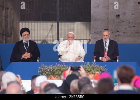 Roma, Italia. 25th Ott 2022. Papa Francesco con i rappresentanti delle religioni del mondo durante la cerimonia di preghiera per la pace di fronte al Colosseo a Roma (Credit Image: © Matteo Nardone/Pacific Press via ZUMA Press Wire) Foto Stock