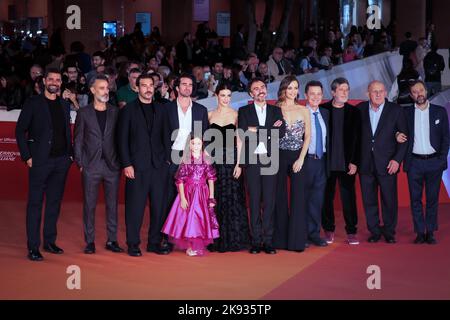 ROMA, ITALIA - 22 OTTOBRE 2022: (2ndL-R) Raz Degan, Edoardo Leo, Stella Trotta, Mario Sgueglia, Barbara Ronchi, il regista Alessandro Aronadio, Francesca Cavallin, massimo Wertmuller, Andrea Purgatori e gli ospiti partecipano al tappeto rosso per 'era oraa' durante il 17th° Festival di Roma. Foto Stock