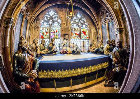 FRIBURGO, GERMANIA - 4 LUGLIO 2013: Scenario al coperto dell'ultima cena a minster a Friburgo, Germania. Famosa scultura in legno a grandezza naturale di Xaver Hauser. Foto Stock