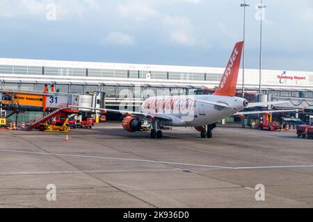 AMBURGO, GERMANIA - 22 MAGGIO 2014: Aeromobili al cancello del moderno Terminal 2 ad Amburgo, Germania. Il terminal 2 è stato completato nel 1993 e ospita Luft Foto Stock