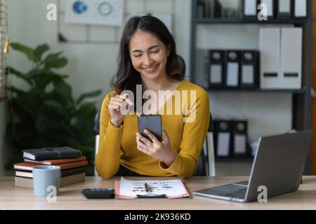 Una donna d'affari completa KYC utilizzando un programma di online banking per aprire un conto di risparmio digitale. La definizione di sicurezza informatica Foto Stock