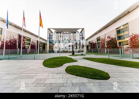 BERLINO, GERMANIA - 27 ottobre 2014: La Cancelleria tedesca (Bundeskanzleramt) è un'agenzia federale che serve l'ufficio esecutivo del Cancelliere di Berlino, GE Foto Stock