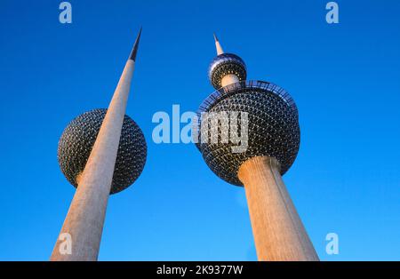 KUWAIT CITY, KUWAIT - 1 LUGLIO: Le Kuwait Towers sono state ufficialmente inaugurate il 26 febbraio 1977 e sono state classificate come punto di riferimento e simbolo del Kuwait moderno Foto Stock