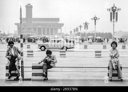 Pechino, Cina - 22 settembre 1982: Le donne siedono al posto di Tianmen in cina con traffico molto basso. Foto Stock