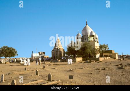 OMDURMAN, SUDAN - 17 MARZO 1984: Mausoleo di Sufi e la tomba di Sheikh Hamad a Omdurman, Sudan. Foto Stock