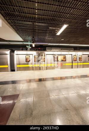 DELHI, INDIA - 10 NOVEMBRE 2011: La gente lascia la stazione della metropolitana a Delhi, India. È una delle più grandi reti metropolitane del mondo. La connessione di rete Foto Stock