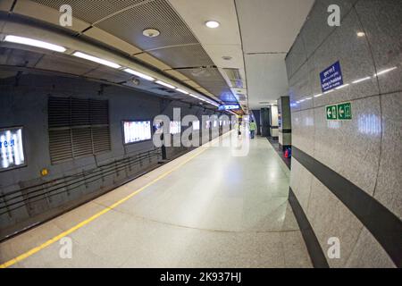 DELHI, INDIA - 10 NOVEMBRE 2011: La gente lascia la stazione della metropolitana a Delhi, India. È una delle più grandi reti metropolitane del mondo. La connessione di rete Foto Stock