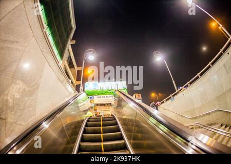 DELHI, INDIA - 10 NOVEMBRE 2011: La gente lascia la stazione della metropolitana a Delhi, India. È una delle più grandi reti metropolitane del mondo. La connessione di rete Foto Stock