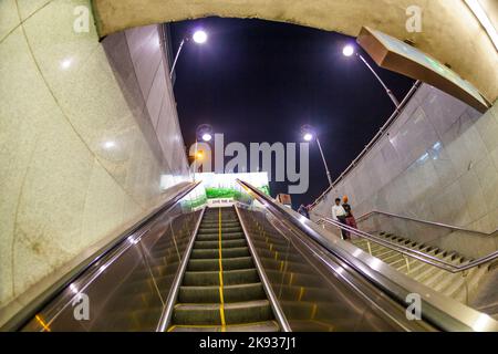 DELHI, INDIA - 10 NOVEMBRE 2011: La gente lascia la stazione della metropolitana a Delhi, India. È una delle più grandi reti metropolitane del mondo. La connessione di rete Foto Stock