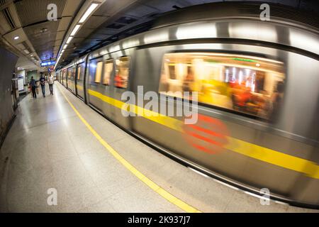 DELHI, INDIA - 10 NOVEMBRE 2011: La gente lascia la stazione della metropolitana a Delhi, India. È una delle più grandi reti metropolitane del mondo. La connessione di rete Foto Stock