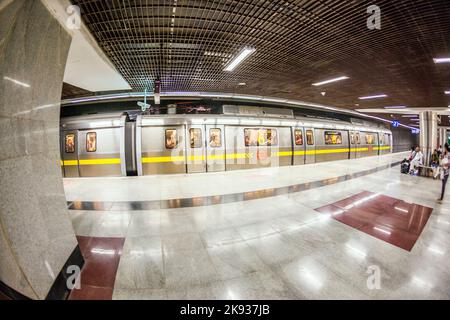 DELHI, INDIA - 10 NOVEMBRE 2011: La gente lascia la stazione della metropolitana a Delhi, India. È una delle più grandi reti metropolitane del mondo. La connessione di rete Foto Stock