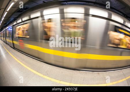 DELHI, INDIA - 10 NOVEMBRE 2011: La gente lascia la stazione della metropolitana a Delhi, India. È una delle più grandi reti metropolitane del mondo. La connessione di rete Foto Stock