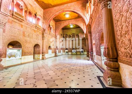 BIKANER, INDIA - 24 ottobre 2012: All'interno del forte Junagarh in Bikaner, India. Il complesso del forte fu costruito sotto la supervisione di Karan Chand, il primo Foto Stock