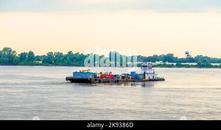 BATON ROUGE, USA - 13 LUGLIO 2013: Nave da carico sul fiume Mississippi al tramonto a Baton Rouge, USA. Il Mississippi si classifica come il quarto più lungo e dieci Foto Stock