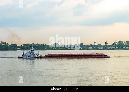 BATON ROUGE, USA - 13 LUGLIO 2013: Nave da carico sul fiume Mississippi al tramonto a Baton Rouge, USA. Il Mississippi si classifica come il quarto più lungo e dieci Foto Stock