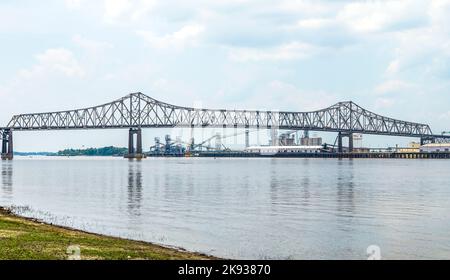 BATON ROUGE - 13 LUGLIO 2013: Ponte sul fiume Mississippi a Baton Rouge, USA. L'Horace Wilkinson Bridge è un ponte a sbalzo che porta l'Interstate 10 i. Foto Stock