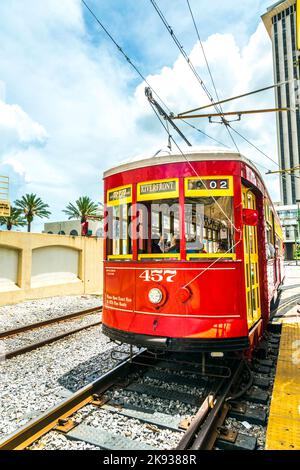 NEW ORLEANS, USA - 15 LUGLIO 2013: Uno dei tanti tram che servono il Riverfront a New Orleans, USA. È il più vecchio che funziona continuamente Foto Stock