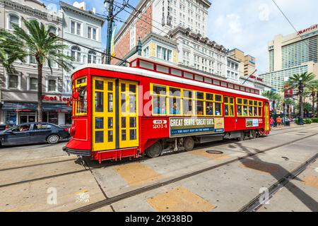 NEW ORLEANS - 16 LUGLIO 2013: La gente viaggia con la vecchia strada Canal Street line linea St. Charles linea a New Orleans, Stati Uniti. È la continua più antica Foto Stock