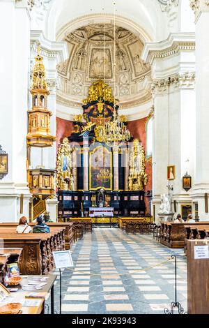 CRACOVIA, POLONIA - 4 MAGGIO 2014: La gente visita la Chiesa dei Santi Pietro e Paolo nel quartiere della Città Vecchia. È la più grande delle chiese storiche di Cracovia in termini Foto Stock