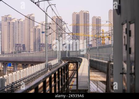 Paesaggio urbano dal treno aereo monorotaia a Tokyo Foto Stock