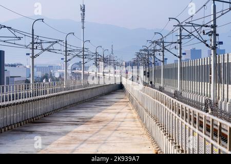 Paesaggio urbano dal treno aereo monorotaia a Tokyo Foto Stock