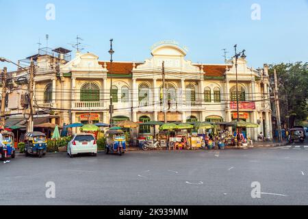 BANGKOK, THAILANDIA - 4 GENNAIO 2010: Costruzione della banca della città siam con sportello cambio in un vecchio edificio vittoriano con la gente al marke di strada Foto Stock