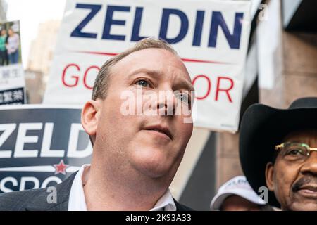 New York, Stati Uniti. 25th Ott 2022. Lee Zeldin, candidato del Partito Repubblicano per il Governatore delle elezioni generali, parla per premere prima di andare in metropolitana per discutere con Kathy Hochul. (Foto di Lev Radin/Pacific Press) Credit: Pacific Press Media Production Corp./Alamy Live News Foto Stock