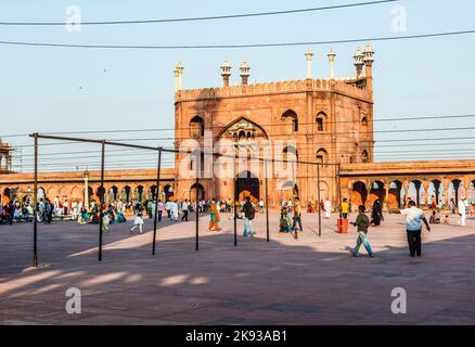 DELHI, INDIA - 8 NOVEMBRE 2011: Adoratori al cortile della moschea di Jama Masjid a Delhi, India. Jama Masjid è la moschea principale della vecchia Delhi Foto Stock