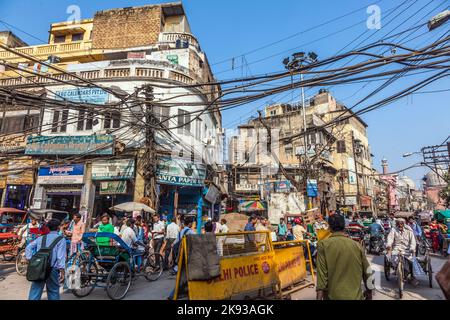 DELHI, INDIA - 9 NOVEMBRE 2011: Persone nella vecchia Delhi in Chawri Bazaar, il famoso vecchio mercato a Delhi, India. Fondata nel 1840, fu la prima integrale Foto Stock