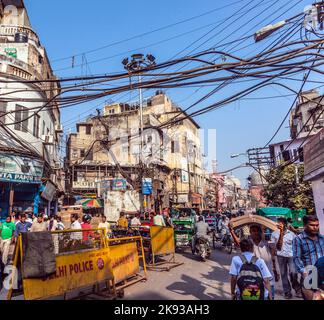 DELHI, INDIA - 9 NOVEMBRE 2011: Persone nella vecchia Delhi in Chawri Bazaar, il famoso vecchio mercato a Delhi, India. Fondata nel 1840, fu la prima integrale Foto Stock