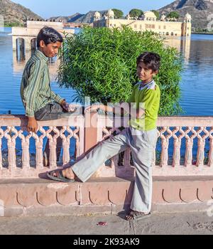 JAIPUR, INDIA - 12 NOVEMBRE 2011 : gli adolescenti godono il tramonto al palazzo d'acqua a Jaipur, India. Il Palazzo (Jal Mahal) in Man Sagar Lago è stato costruito Foto Stock