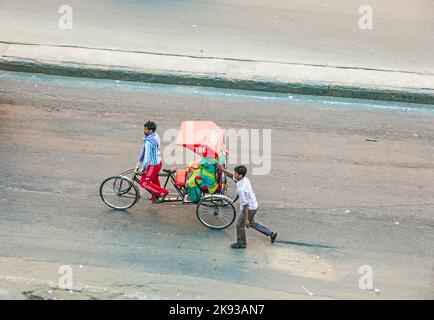 JAIPUR, INDIA - 13 NOVEMBRE 2011: Il rider di Rickshaw trasporta le donne a Jaipur, India.ycle i rickshaws sono stati introdotti a Jaipur negli anni '40 ed hanno un fisso Foto Stock