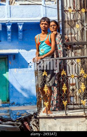 JODPUR, INDIA - 23 OTTOBRE 2012: La famiglia indiana pone al balcone in Jodhpur, India. Jodhpur è la seconda città più grande nello stato indiano di Raja Foto Stock